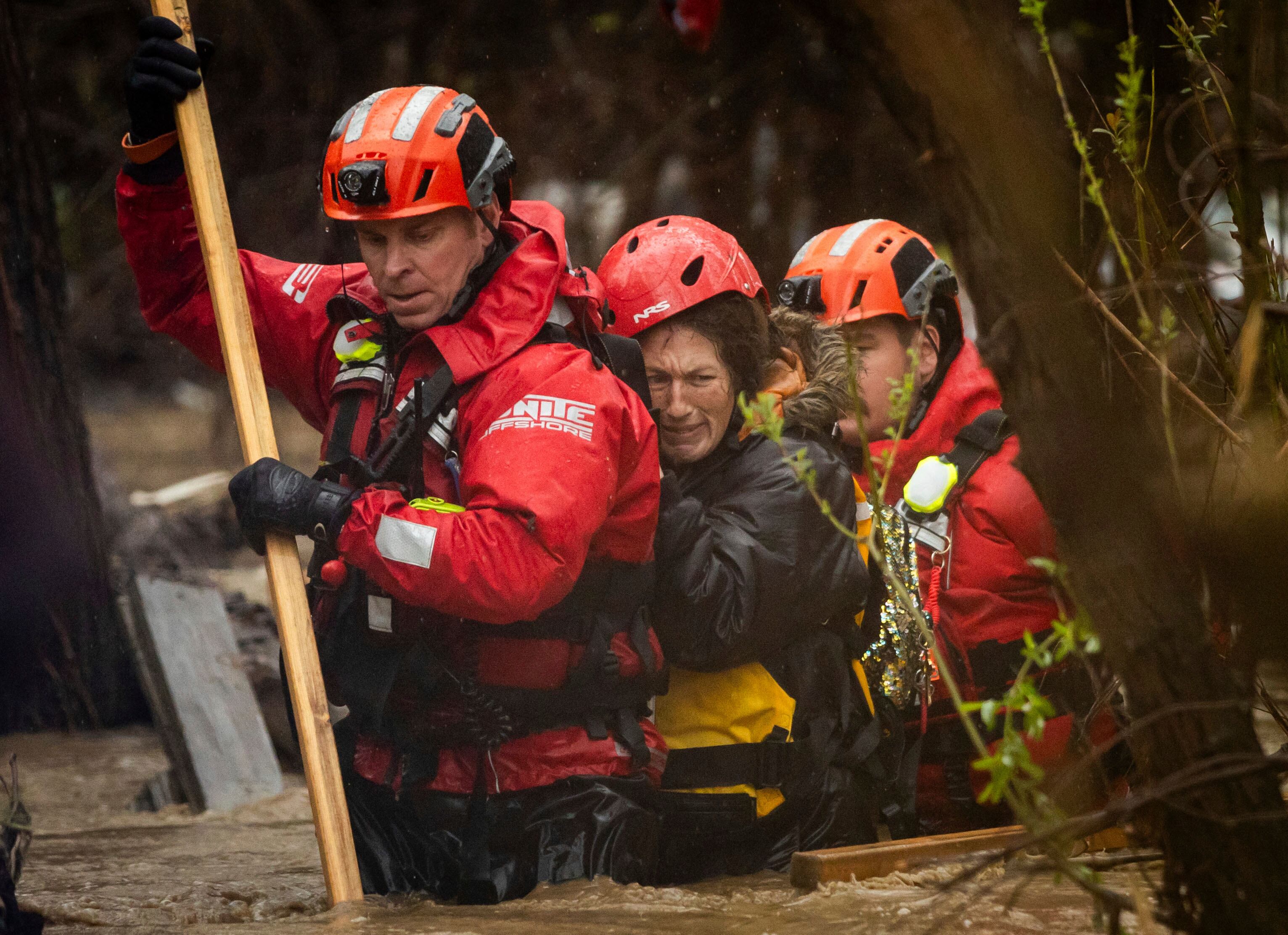 Servicios de emergencia brindan ayuda a los afectados de las tormentas en California
