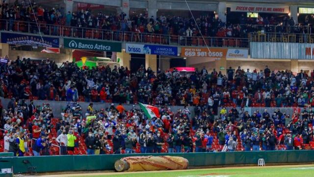 Gente en estadio de Sinaloa