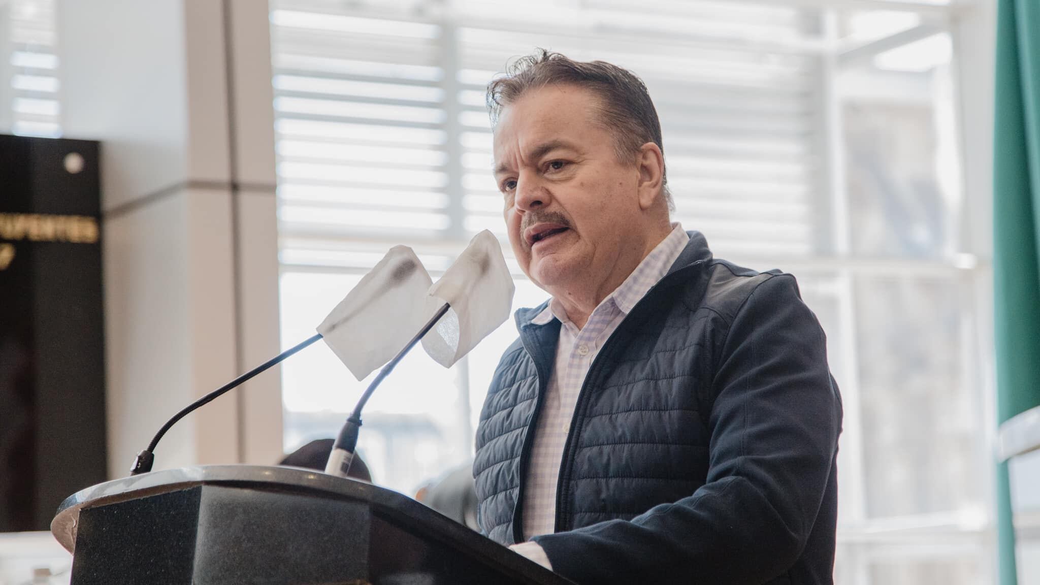 ¿Quién es Mario Vázquez Robles? Senador por Chihuahua que fue exhibido usando ChatGPT