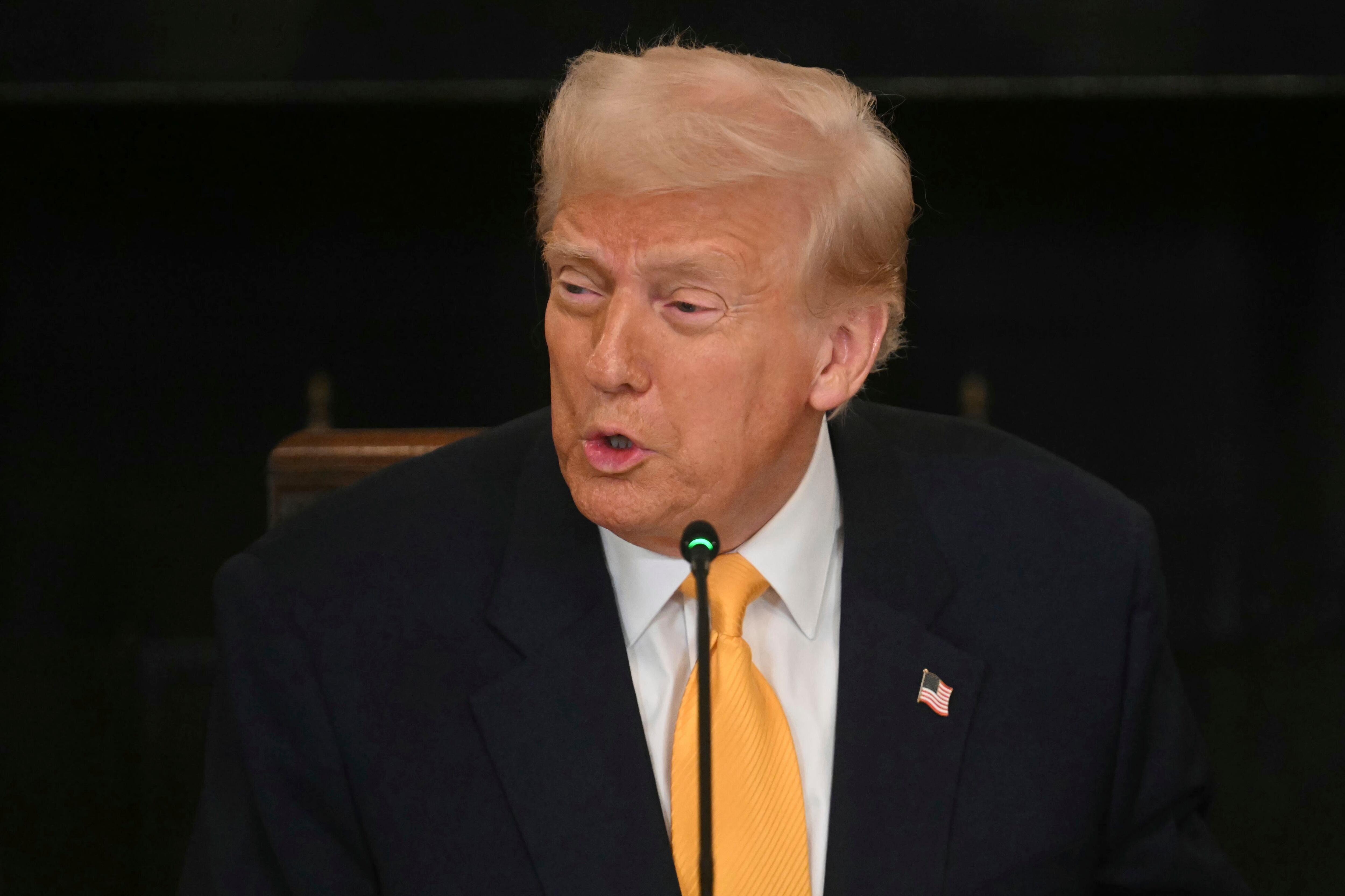 Donald Trump amenaza nuevamente a Canadá con aranceles.