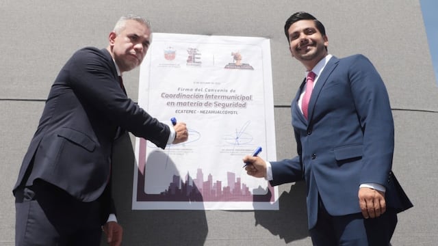 Fernando Vilchis y Adolfo Cerqueda en la firma de convenio entre Ecatepec y Nezahualcóyotl