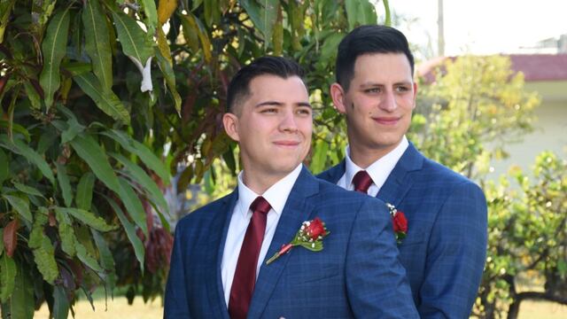 Tras 9 años, pareja gay se casa.