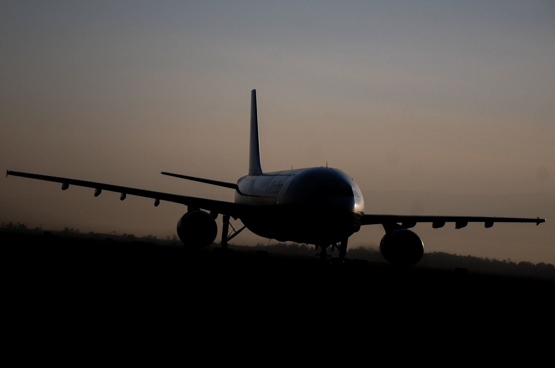 Un avión aterriza en el AICM durante la mañana
