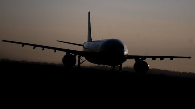 Un avión aterriza en el AICM durante la mañana