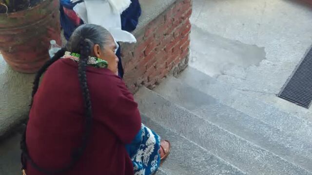 Ella es Doña Adelita y vende servilletas bordadas.