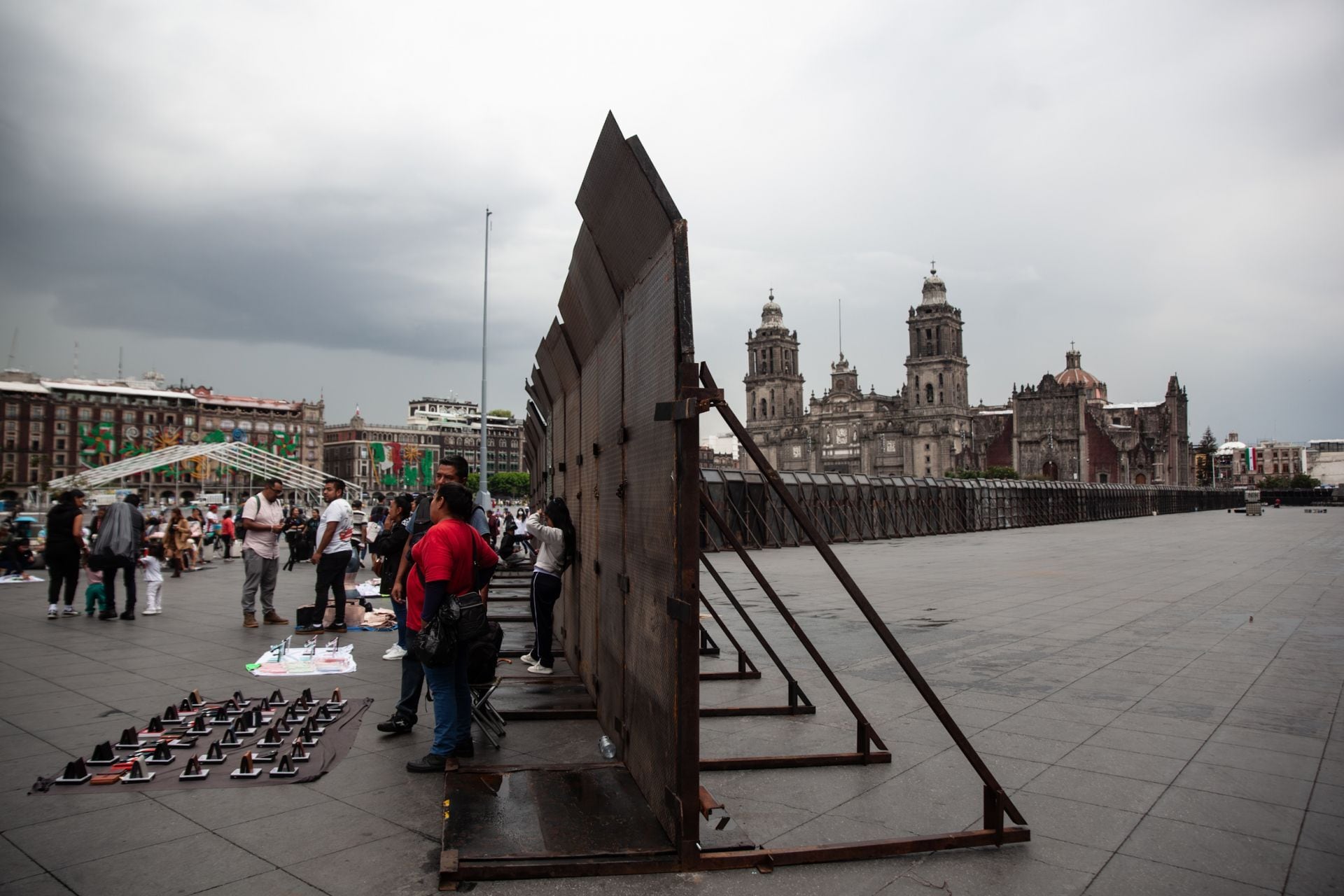 Vallas metálicas instaladas para proteger Palacio Nacional ante la marcha de los Padres de Ayotzinapa