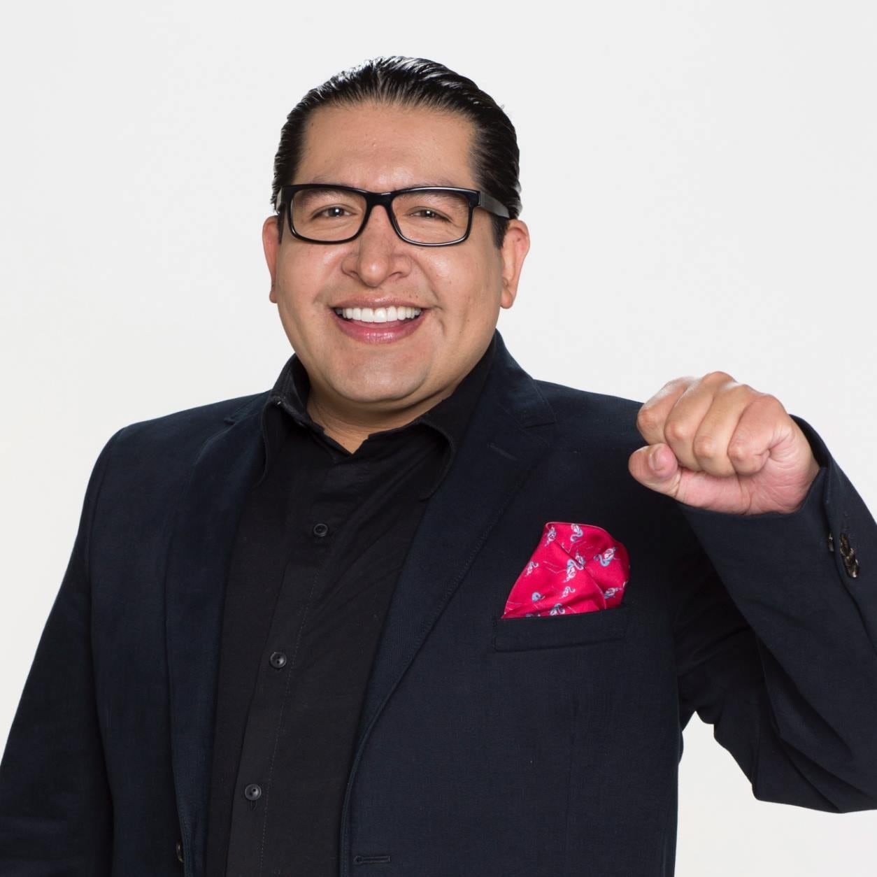 Álex Kaffie, conductor.