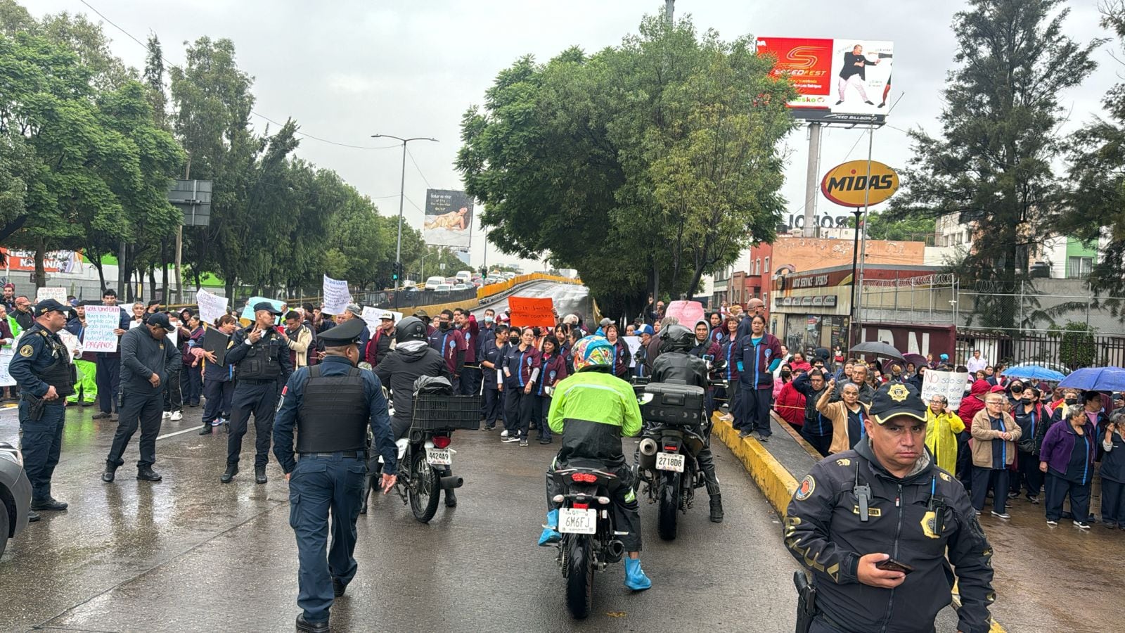 Trabajadores de limpieza del IPN se manifiestan en Circuito Interior