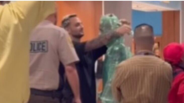 VIDEO: Hombre emplayado quería viajar a menor precio como equipaje