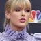 Fan de Taylor Swift es detenido por estrellarse en su residencia