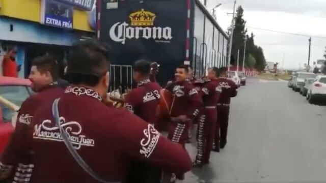 Mariachis celebrando