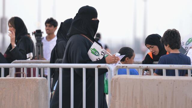 Una mujer saudí llega a un estadio para ver partido de fútbol.