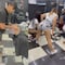Barbería se vuelve viral por ofrecer twerk, bebidas alcohólicas y masaje a sus clientes