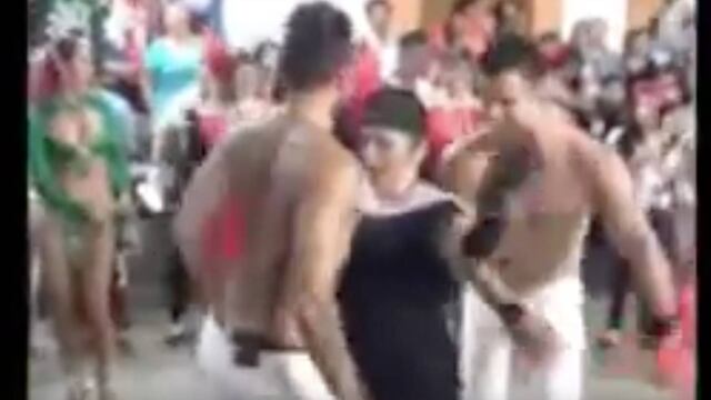 Alcaldesa de Centla baila con strippers durante Carnaval