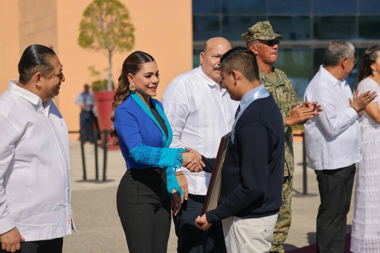 Evelyn Salgado encabeza ceremonia de izamiento de bandera