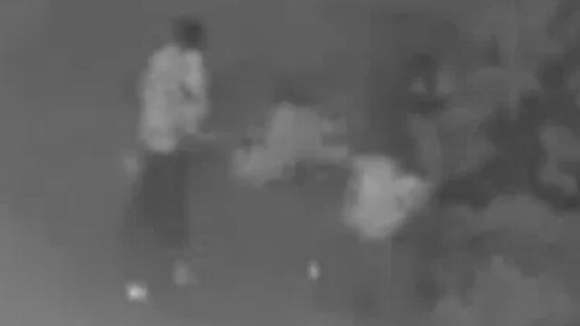 Pareja arroja a bebé