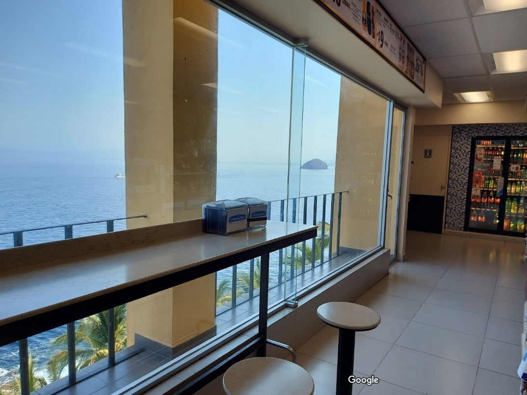 Oxxo con vista al mar en Puerto Vallarta