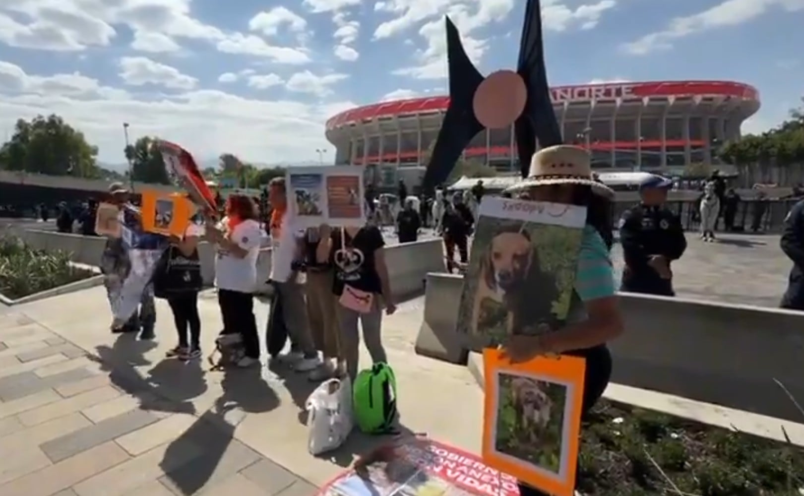 Protesta por regreso de animales al Refugio Franciscano en el Estadio Banorte