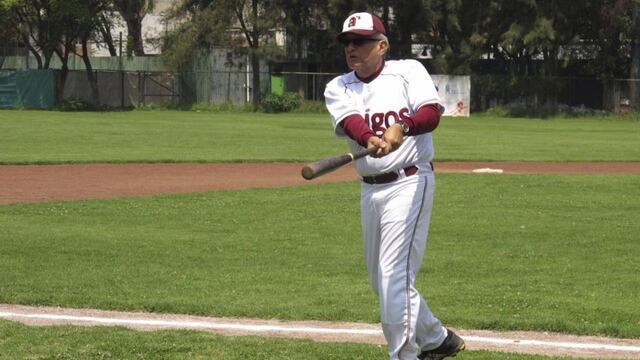 AMLO en un juego de beisbol