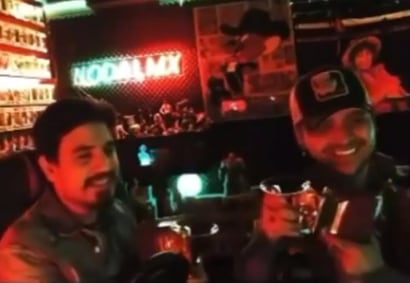 Christian Nodal bebiendo alcohol