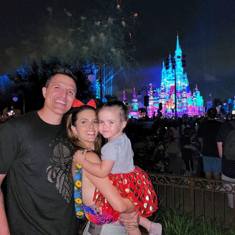 Billy Rovzar, Claudia Álvarez y Kira.