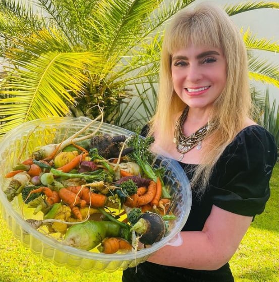 Mamá de Yuya con verduras de su huerto.