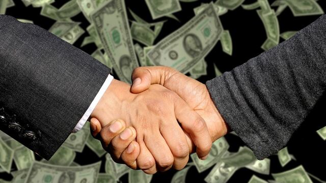 Millonarios entrecruzando las manos