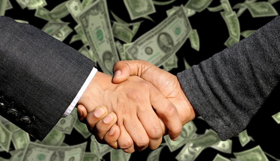 Millonarios entrecruzando las manos