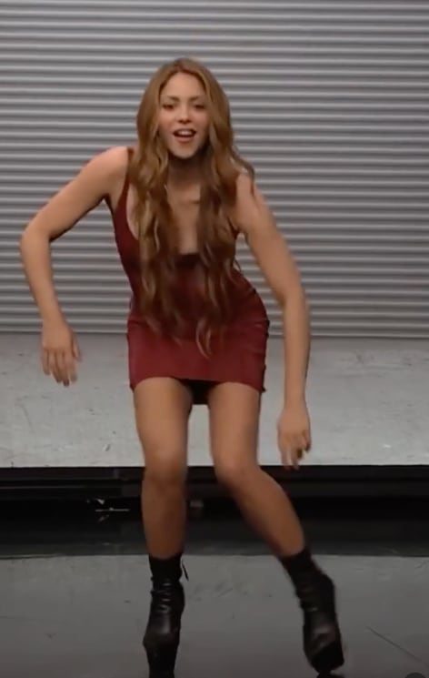 Shakira bailando 'Te felicito', es comparada con la garrotera del Chavo