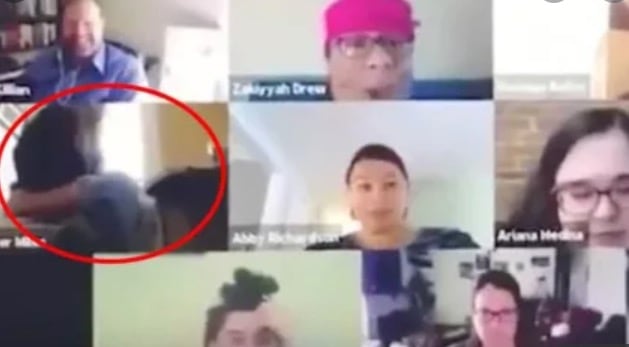 El trágico momento en que va al baño en una videollamada.