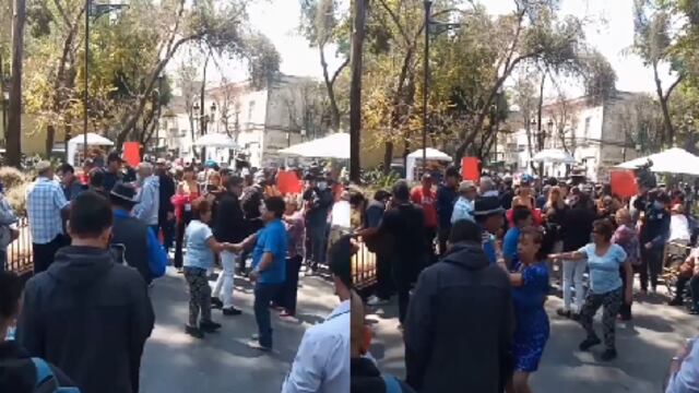 Adultos mayores desafían a Sandra Cuevas y vuelven a bailar en el Kiosko Morisco
