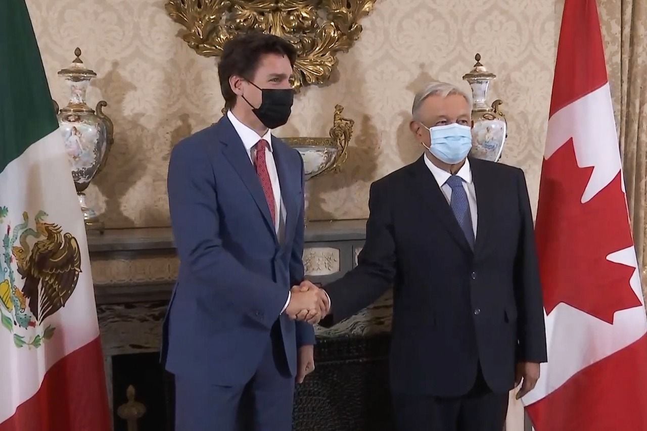 AMLO y Justin Trudeau se saludan antes de reunión bilateral