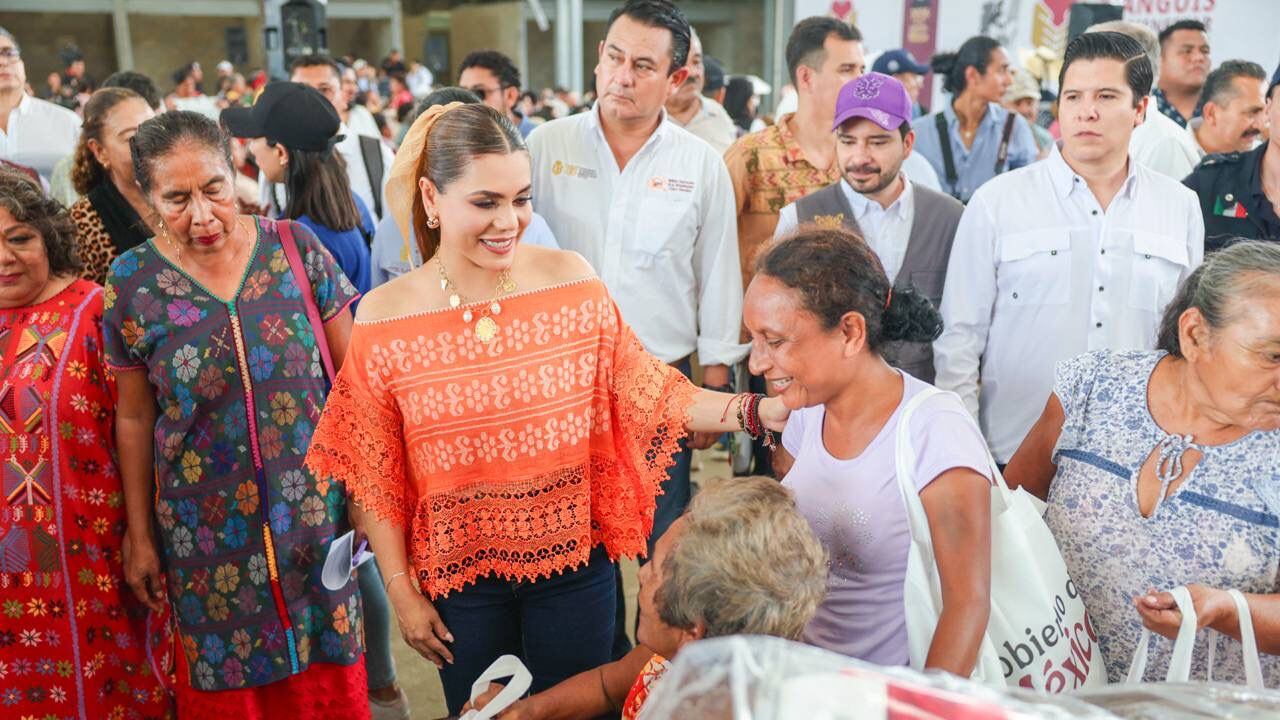 Evelyn Salgado entrega apoyos del programa Tianguis del Bienestar en San Marcos