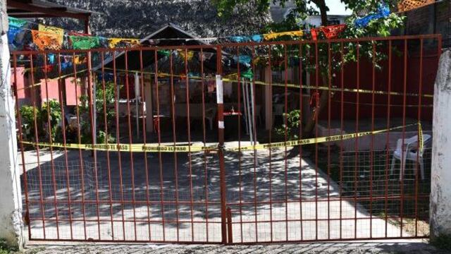 Policías estatales y elementos del ejército resguardan el lugar donde fueron asesinadas ayer 13 personas.