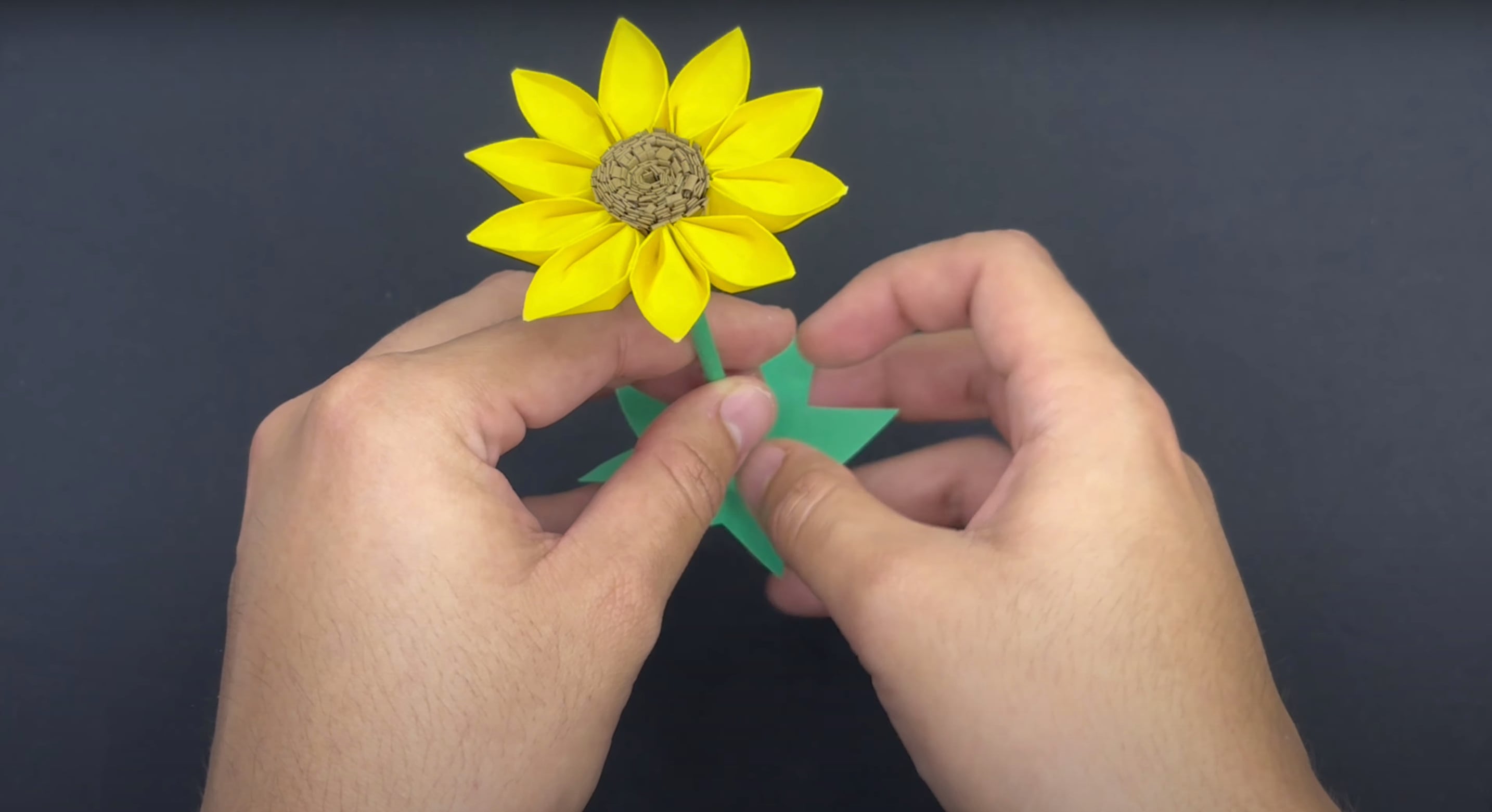 ¿Cómo hacer flores amarillas de papel?
