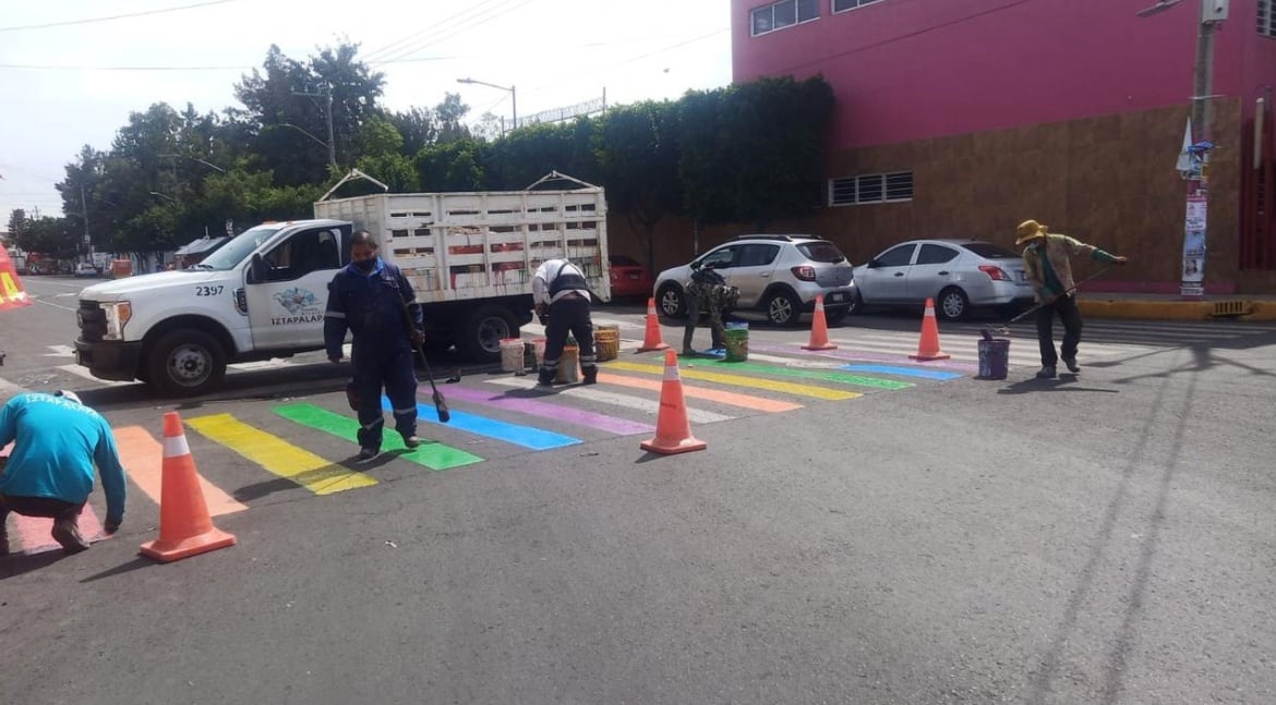 Iztapalapa pinta sus calles de bandera LGBT