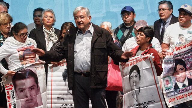 Andrés Manuel López Obrador con padres de los 43. Comisión.
