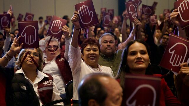 Participantes votaron durante la VI Sesión Ordinaria del Consejo Nacional de Morena, realizada en el World Trade Center