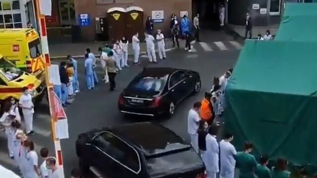 Personal da la espalda a ministra.