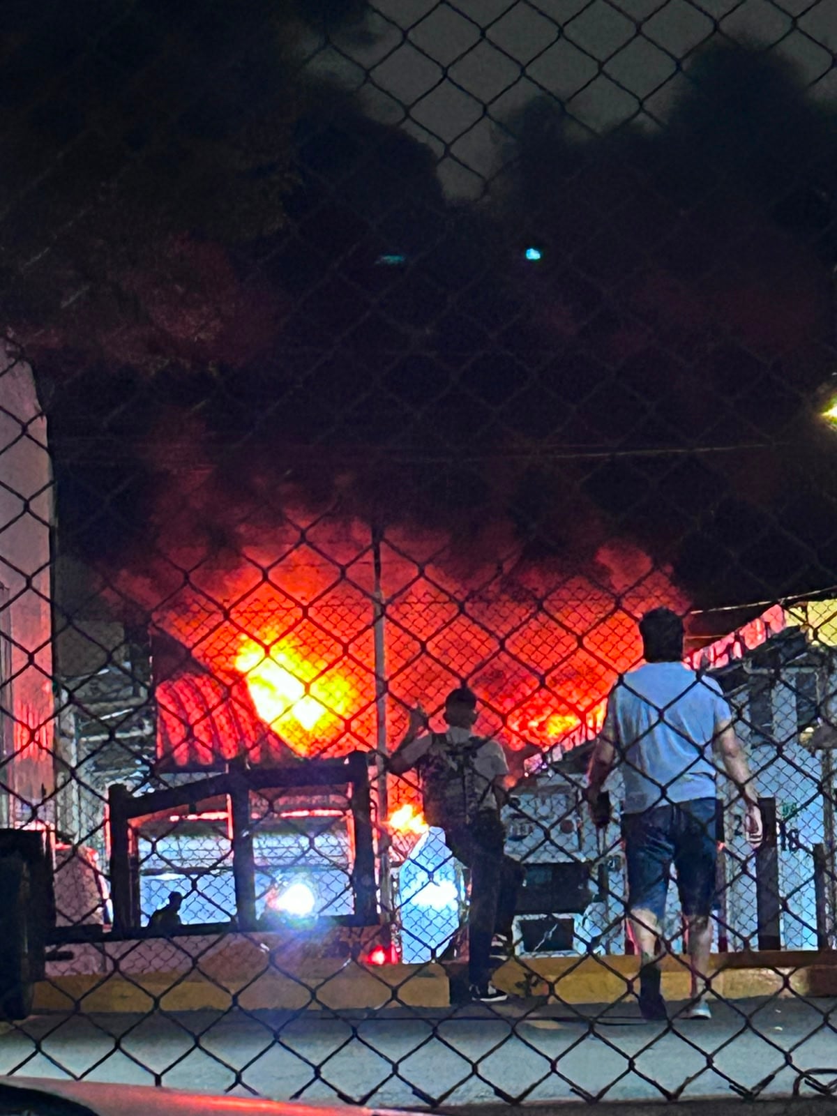 Incendio en Mercado Jamaica provoca movilizaciones de servicios de emergencia