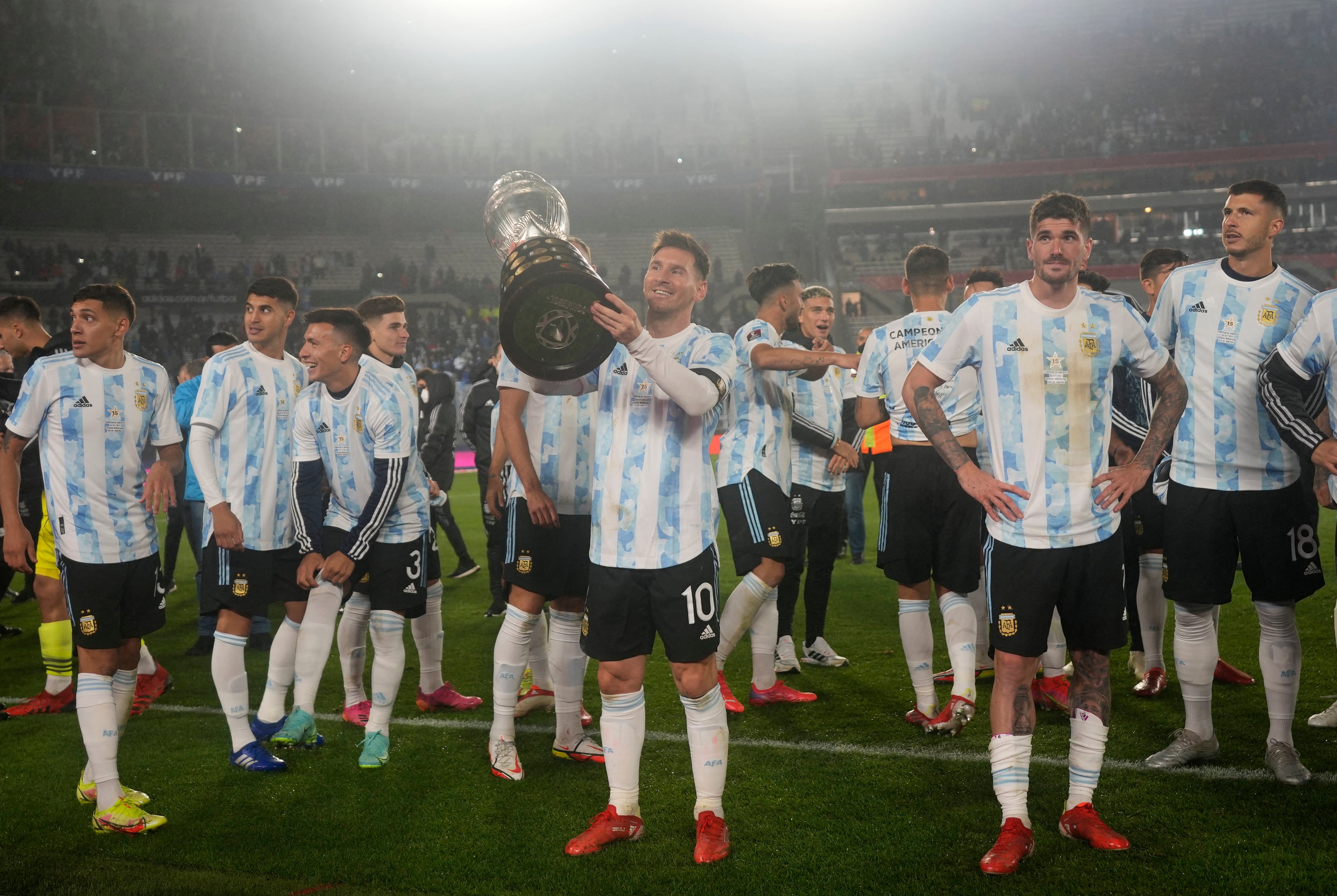 Lionel Messi levantó la Copa América frente a su afición