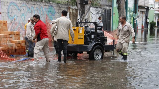 Sacmex atiende fuga de agua en la alcaldía Azcapotzalco