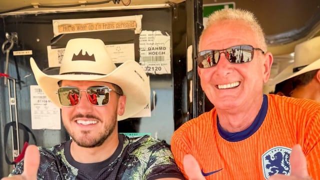 Llegó a Nuevo León el legendario Orange Bus: Samuel García da bienvenida a la Marea Naranja.