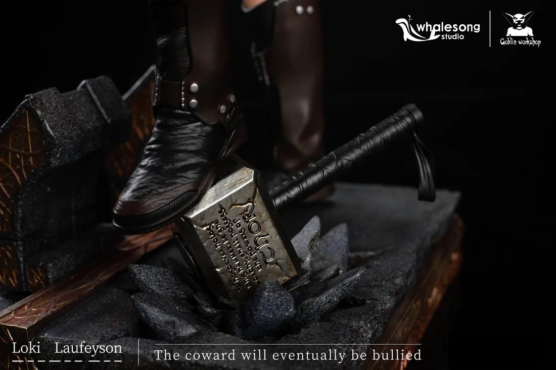 Figura de Loki desnudo