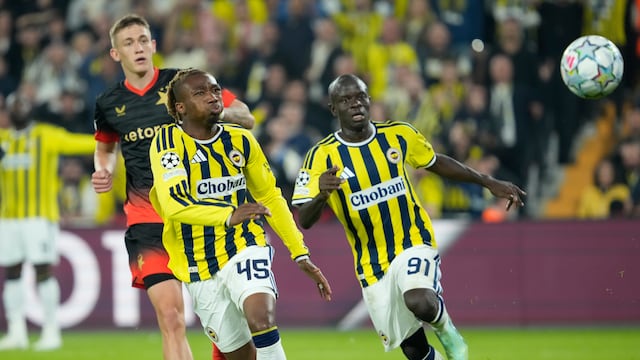El Fenerbahce fue empatado por Slavia Praga en los minutos finales