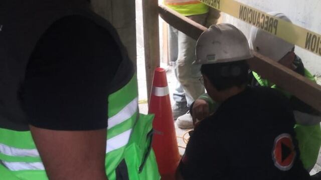 Trabajadores que laboraban en espacio confinado de obra en Azcapotzalco son atendidos por asfixia