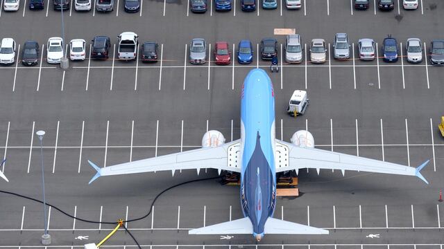 Un avión Boeing 737 MAX almacenado en el estacionamiento para empleados de la empresa estadounidense.