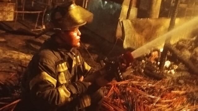 Bomberos de Acapulco controlan incendio en playa Papagayo