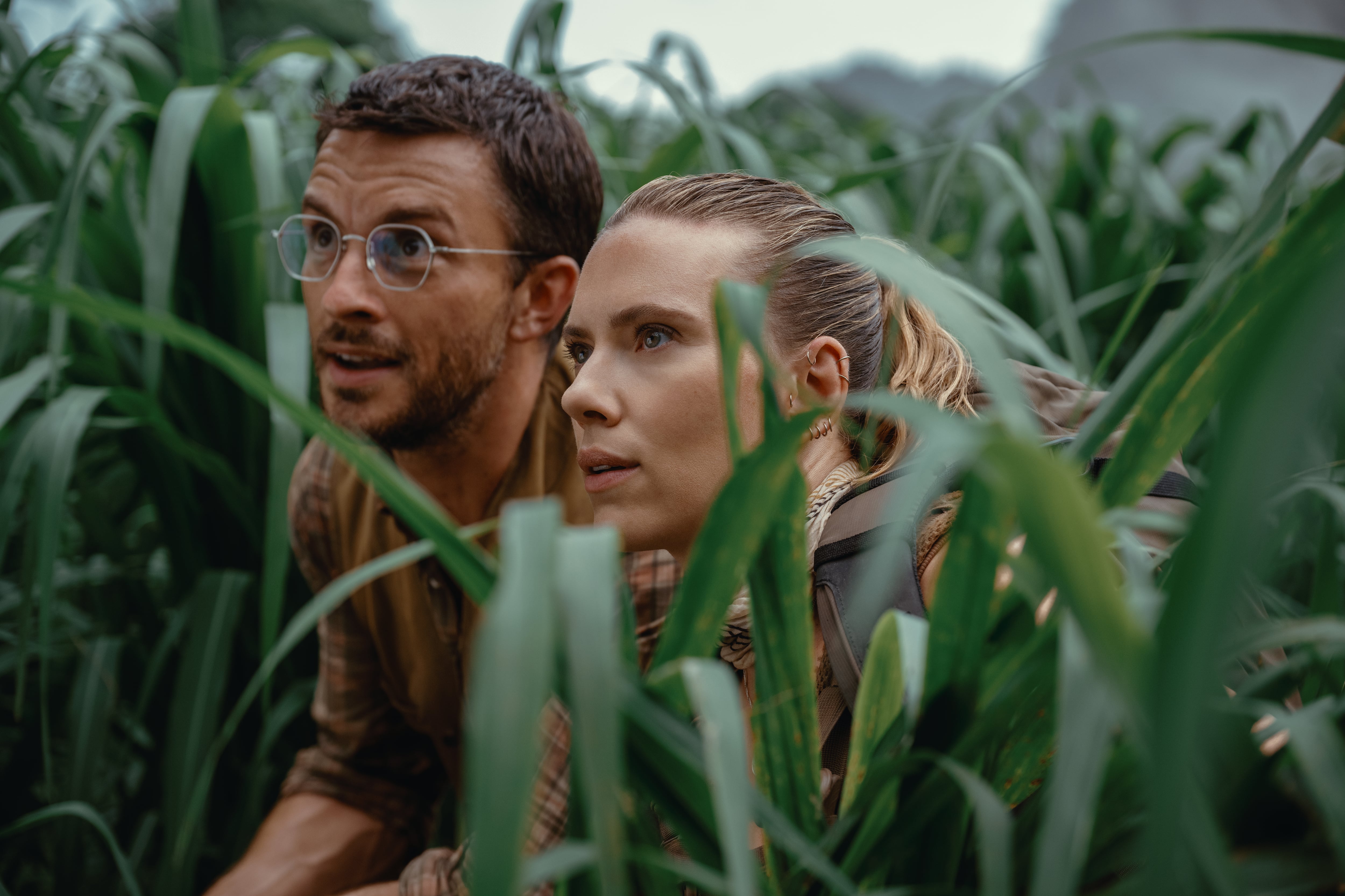 Scarlett Johansson y Jonathan Bailey en Johansson Jurassic World Rebirth
