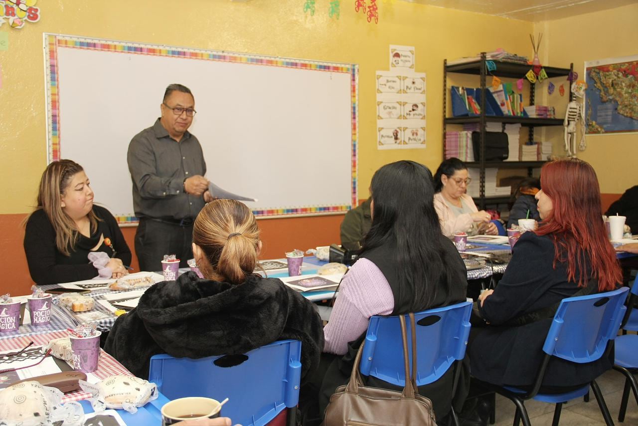 Autoridades de la AEFCM, UAM Xochimilco y Anáhuac firmando acuerdos para capacitación docente.